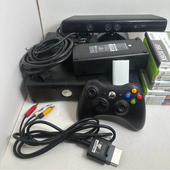 Xbox 360 Slim 250GB controller chargeable battery originalcables Kinect 9 games - Picture 2 of 11